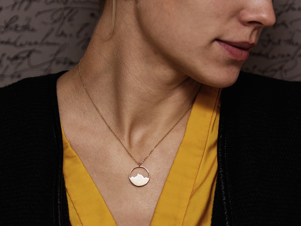 Alpenpanorama Kette Gold_Model_mit Mund_Variante1_1200x900